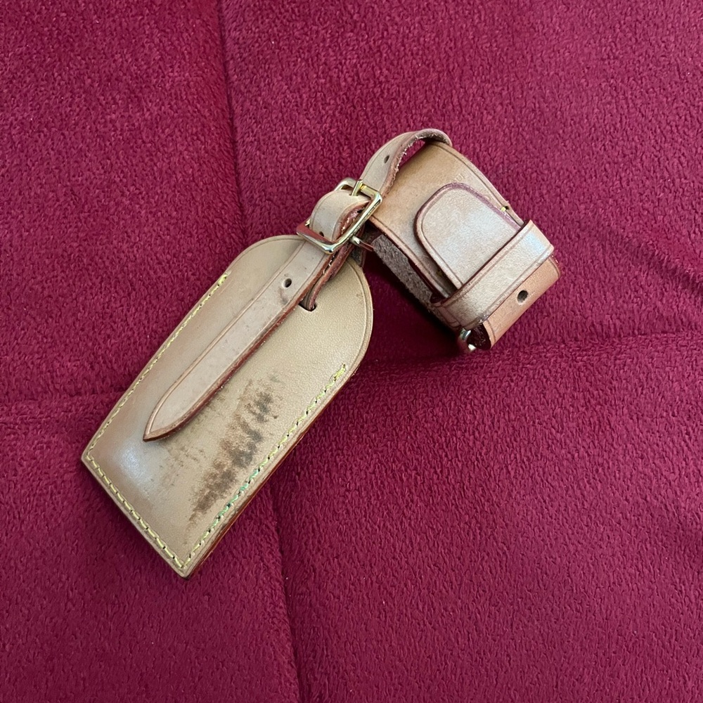 LV Luggage tag and poignet set.